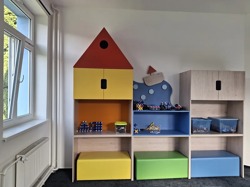 Skříňky ve tvaru domečku a sedací kostky